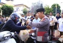 Masyarakat Antusias Saat Kapolri Turun Langsung Berbagi Takjil Masyarakat Antusias Saat Kapolri Turun Langsung Berbagi Takjil