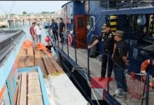 Aksi Cepat Bea Cukai Batam, 1.250 Balok Kayu Ilegal Diamankan dari KM Rasidin Aksi Cepat Bea Cukai Batam, 1.250 Balok Kayu Ilegal Diamankan dari KM Rasidin